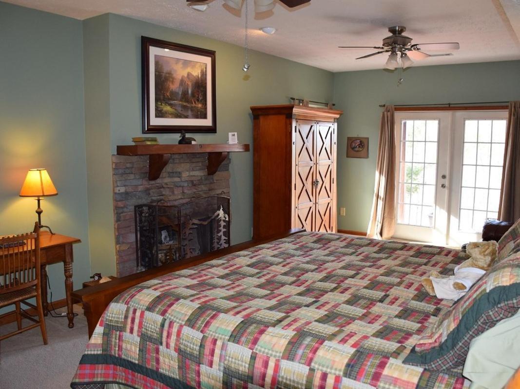 Long Mountain Lodge Bed & Breakfast Dahlonega Exterior photo